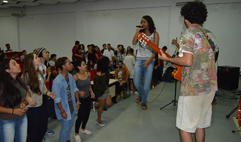 Banda Kizumba durante apresentação no auditório do Câmpus